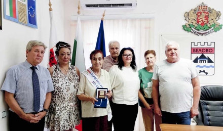 Закъсняло признание за кмет, който си плащал кметуването цели 26 години